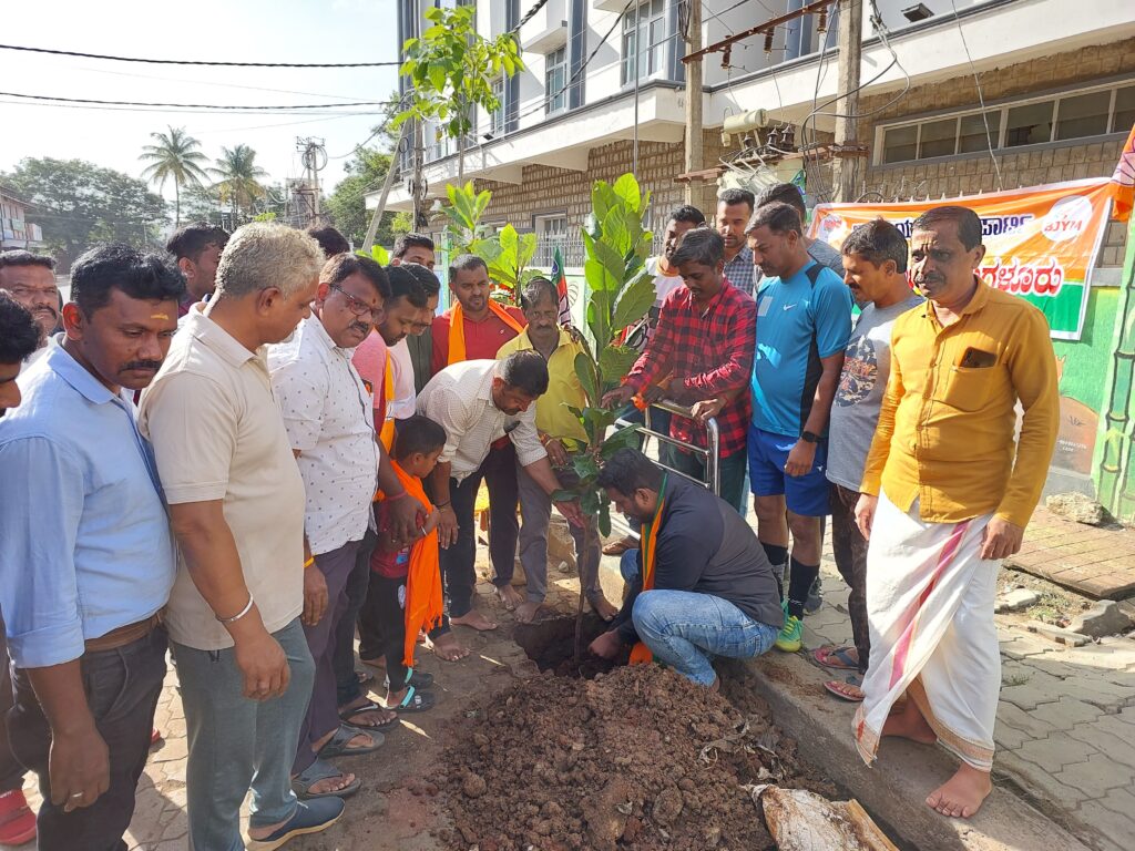 ಬಿಜೆಪಿ ಪಕ್ಷದ ಯುವ ಮೋರ್ಚಾ ನೇತೃತ್ವದಲ್ಲಿ ಗಿಡ ನೆಡುವ ಕಾರ್ಯಕ್ರಮ