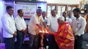 ಕುಂಭಕ ಓದುಗ ಬಳಗ ತಾಲೂಕಿನ ತಿರುಗುಣ ಗ್ರಾಮದ ಕಾಫಿ ಬೆಳೆಗಾರ ಟಿ.ಬಿ.ತಿಮ್ಮೇಗೌಡ ಅವರ ಮನೆಯಂಗಳದಲ್ಲಿ ಏರ್ಪಡಿಸಿದ್ದ ಪುಸ್ತಕ, ಓದು, ಚರ್ಚೆ