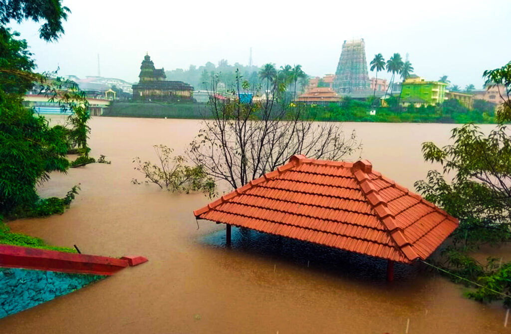 ಶೃಂಗೇರಿಯಲ್ಲಿ ಭಾರಿ ಮಳೆಯಿಂದ ತುಂಗಾನದಿಯಲ್ಲಿ ಪ್ರವಾಹ ಉಂಟಾಗಿ ಶಾರದಾ ಪೀಠದ ಗುರುಗಳ ಸಂಧ್ಯಾವಂದನೆ ಮಂಟಪ ಮುಳುಗಿರುವುದು