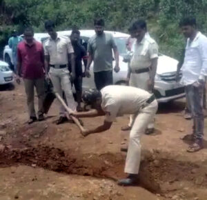 ಖಾಕಿ ತೊಟ್ಟ ಪೊಲೀಸರಿಂದ ದತ್ತಪೀಠದ ರಸ್ತೆಯ ದುರಸ್ಥಿ