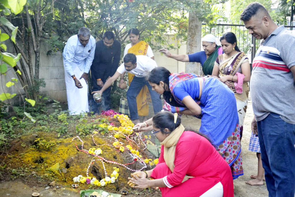 ನಾಗರ ಕಟ್ಟೆಗಳ ಬಳಿ ಬೆಳಗಿನ ೫ ಗಂಟೆಯಿಂದಲೇ ನಾಗದೇವತೆಗಳಿಗೆ ತನಿ ಎರೆದ ಭಕ್ತರು