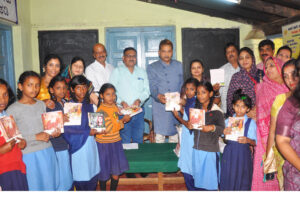 ವಿದ್ಯಾರ್ಥಿಗಳಿಗೆ ಉಚಿತ ನೋಟ್ ಪುಸ್ತಕ ವಿತರಣೆ