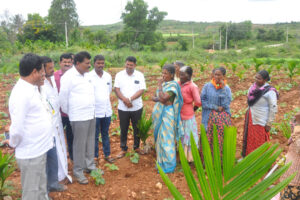 ಜಮೀನುಗಳಲ್ಲಿ ಕೆಲಸ ಮಾಡುವ ಮಹಿಳೆಯರು ಮತ್ತು ರೈತರೊಂದಿಗೆ ಸಮಾಲೋಚ