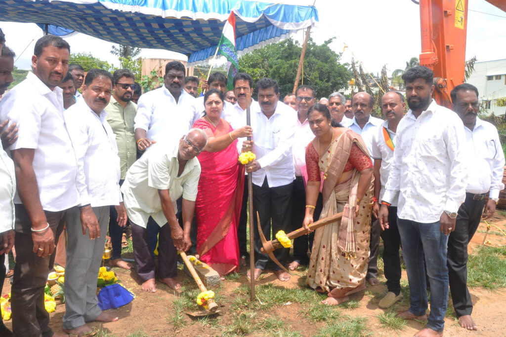 ಕೆಂಪನಹಳ್ಳಿಯಲ್ಲಿ ಕಾಂಕ್ರಿಟ್ ರಸ್ತೆ ಮತ್ತು ಬಾಕ್ಸ್ ಚರಂಡಿ ನಿರ್ಮಾಣ ಕಾಮಗಾರಿಗೆ ಶಂಕುಸ್ಥಾಪನೆ