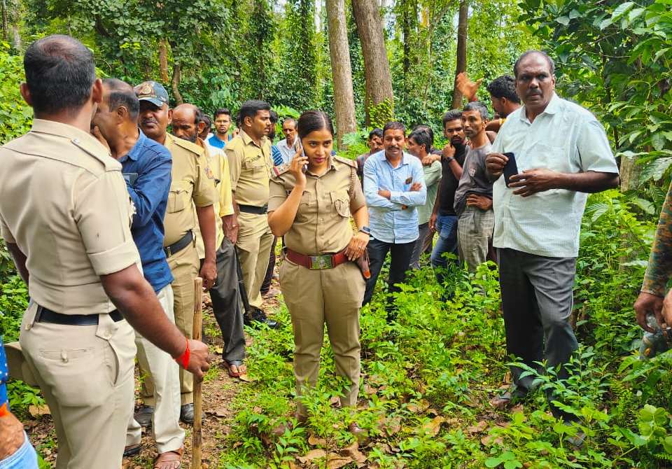 ಆನೆ ದಾಳಿಗೆ ಚಿಕ್ಕಮಗಳೂರು ತಾಲೂಕಿನ ಕಂಚುಕಲ್ ಗ್ರಾಮದ 60 ವರ್ಷದ ಕಿನ್ನಿ ಎಂಬ ವೃದ್ಧ ಸಾವನ್ನಪ್ಪಿದ್ದಾರೆ.  