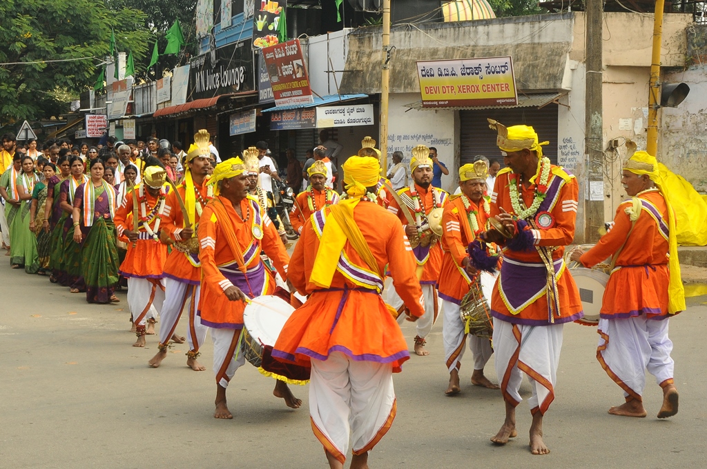 ಸಮ್ಮೇಳನಾಧ್ಯಕ್ಷರ ಮೆರವಣಿಗೆಯಲ್ಲಿ ಜಾನಪದದ ವೈಭವವನ್ನು ಅನಾವರಣಗೊಂಡವು