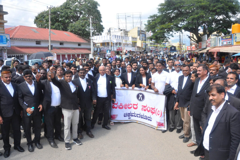 ಪೊಲೀಸರ ಬಂದನಕ್ಕೆ ಆಗ್ರಹಿಸಿ ವಕೀಲ ಪತ್ರಿಭಟನೆ