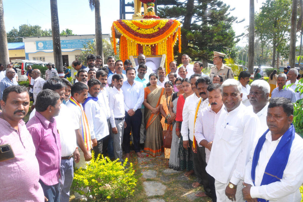 ಡಾ. ಬಿ.ಆರ್. ಅಂಬೇಡ್ಕರ್‌ರವರ ಪುತ್ಥಳಿಗೆ ಮಾಲಾರ್ಪಣೆ