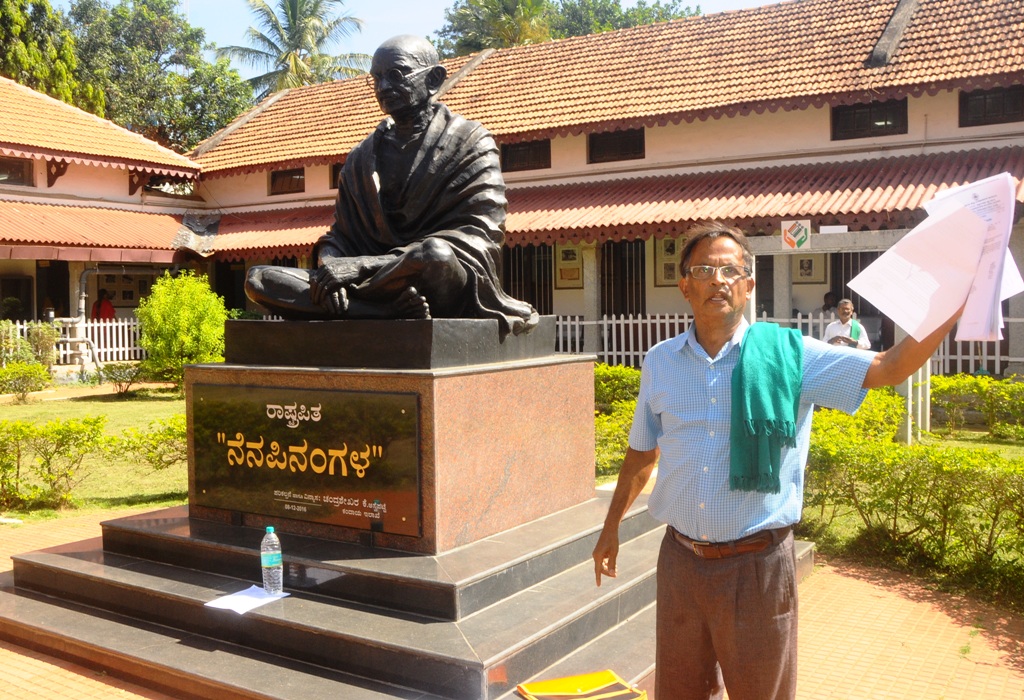 ರಾಷ್ಟ್ರಪಿತಾ ಮಹಾತ್ಮ ಗಾಂಧೀಜಿ ಪ್ರತಿಮೆಗೆ ಮನವಿ ಪತ್ರ ಸಲ್ಲಿಕೆ