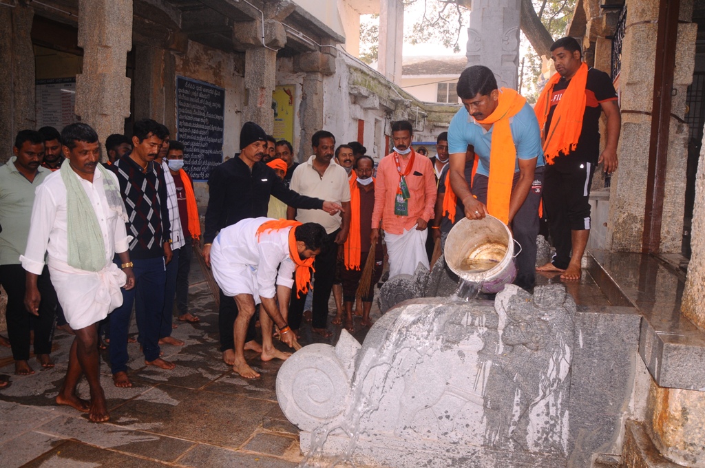 ದೇಗುಲ ಸ್ವಚ್ಚಗೊಳಿಸುವ ಮೂಲಕ ಸಾಮೂಹಿಕ ಶ್ರಮದಾನ