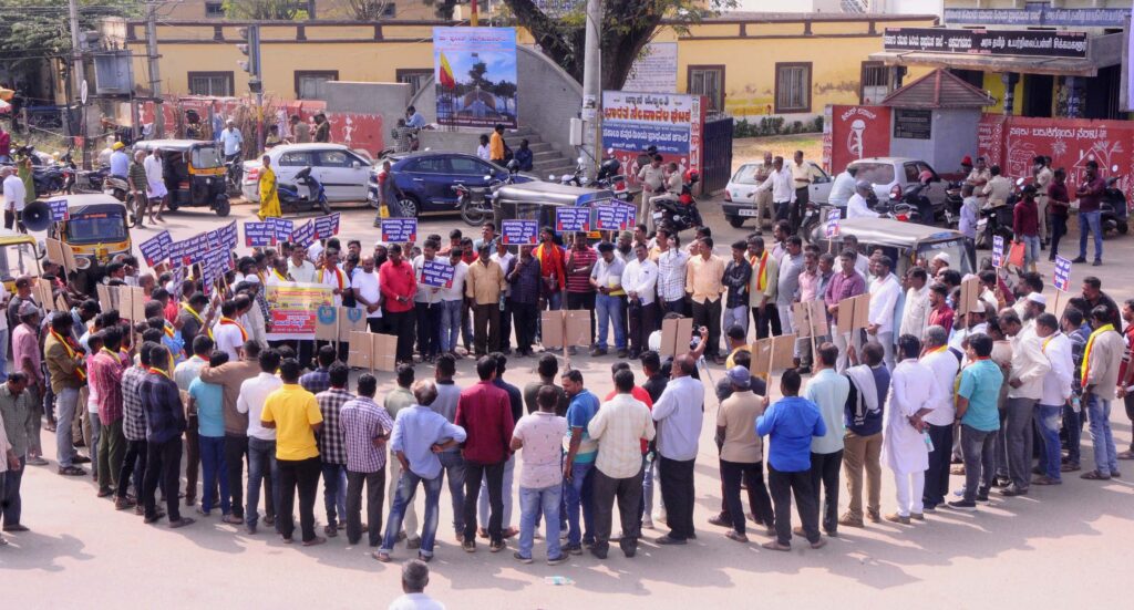 ಕೇಂದ್ರದ ಸರ್ಕಾರದ ಕಾಯ್ದೆ ಹಿಂಪಡೆಯಲು ಲಾರಿ ಚಾಲಕರ ಪ್ರತಿಭಟನೆ