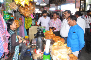 ಸಾರಿಗೆ ಬಸ್ ನಿಲ್ದಾಣದ ಅಂಗಡಿಗಳಿಗೆ ನಗರಸಭಾಧ್ಯಕ್ಷ ವರಸಿದ್ದಿ ವೇಣುಗೋಪಾಲ್ ದಿಢೀರ್‌ ಭೇಟಿ