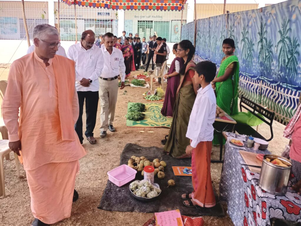 ಶಂಕರ ವಿದ್ಯಾಮಂದಿರ ಶಾಲೆಯಲ್ಲಿ ವಿದ್ಯಾರ್ಥಿಗಳಿಗೆ ಏರ್ಪಡಿಸಿದ್ದ ಮಕ್ಕಳ ಸಂತೆ ಕಾರ್ಯಕ್ರಮ