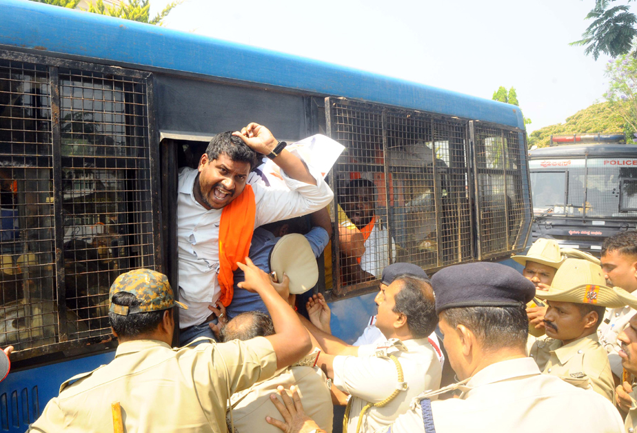 ಸಚಿವ ಶಿವರಾಜ್ ತಂಗಡಗಿ ಹೇಳಿಕೆ ಖಂಡಿಸಿ ಬಿಜೆಪಿ ಯುವ ಮೋರ್ಚಾ ಕಾರ್ಯಕರ್ತರ ಪ್ರತಿಭಟನೆ