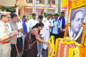 ಜಿಲ್ಲಾ ಪಂಚಾಯಿತಿ ಆವರಣದಲ್ಲಿ ಡಾ. ಬಿ.ಆರ್ ಅಂಬೇಡ್ಕರ್ ಅವರ ಪುತ್ಥಳಿಗೆ ಮಾಲಾರ್ಪಣೆ