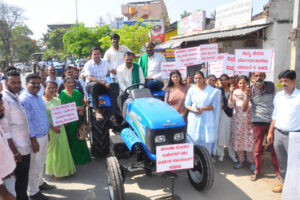 ಮತದಾನ ಜಾಗೃತಿಗಾಗಿ ಟ್ರ್ಯಾಕ್ಟರ್- ಬೈಕ್ ಜಾಥ