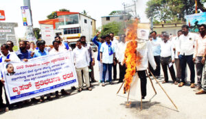 ಪ್ರಜ್ವಲ್ ರೇವಣ್ಣ ಬಂಧನಕ್ಕೆ ಆಗ್ರಹಿಸಿ ದಲಿತ ಸಂಘಟನೆಗಳ ಒಕ್ಕೂಟ ಪ್ರತಿಭಟನೆ