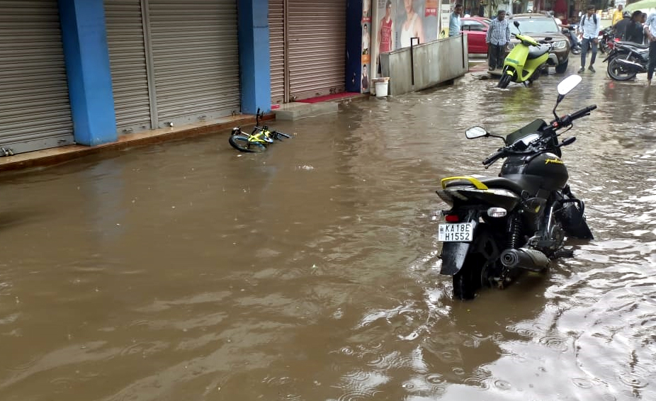 ಚಿಕ್ಕಮಗಳೂರು ನಗರದಲ್ಲಿ ಗುಡುಗು, ಸಿಡಿಲು ಸಹಿತ ಮಳೆ