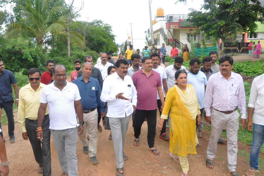 ಮಳೆಯಿಂದ ಹಾನಿಯಾಗಿದ್ದ ಟೀಚರ್ ಕಾಲೋನಿಗೆ ಶಾಸಕ ಹೆಚ್.ಡಿ ತಮ್ಮಯ್ಯ ಭೇಟಿ