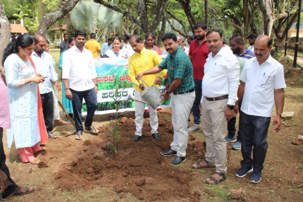 ನಗರ ಸಭೆ ಆವರಣದ ಪಾರ್ಕ್‌ನಲ್ಲಿ ವಿಶ್ವ ಪರಿಸರ ದಿನಾಚರಣೆ