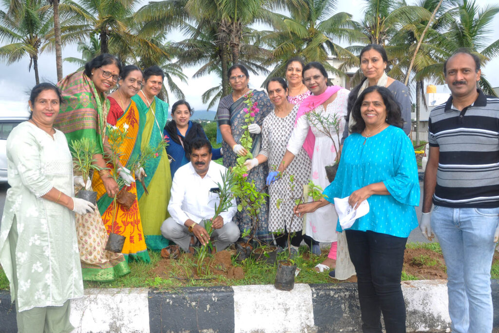 ಸ್ವಚ್ಛ ಚಾರಿಟಬಲ್ ಟ್ರಸ್ಟ್ ವತಿಯಿಂದ ನಡೆದ ಗಿಡ ನೆಡುವ ಕಾರ್ಯಕ್ರಮ