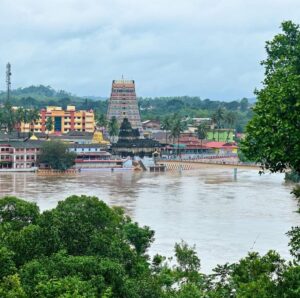 ಚಿಕ್ಕಮಗಳೂರು: ಜಿಲ್ಲೆಯ ಮಲೆನಾಡು ಭಾಗದಲ್ಲಿ ಆರ್ಭಟಿಸಿದ್ದ ವರಣದೇವ ಕೊಂಚ ಬಿಡುವು ನೀಡಿದ್ದಾನೆ. ವರುಣದೇವನ ಅಲ್ಪವಿರಾಮಕ್ಕೆ ಮಲೆನಾಡಿನ ಜನರು ನಿಟ್ಟುಸಿರು ಬಿಟ್ಟಿದ್ದಾರೆ. ನಾಲ್ಕು ದಿನಗಳಿಂದ ಎಡಬಿಡದೆ ಸುರಿದ ಮಳೆ ಬಿಡುವು ನೀಡಿದ್ದು, ಬಿಟ್ಟು ಬಿಟ್ಟು ಮಳೆಯಾಗುತ್ತಿದೆ. ಮಳೆನಿಂತರು ಮಳೆಹನಿ ನಿಂತಿಲ್ಲ ಎಂಬಂತೆ ಅಲ್ಲಲ್ಲಿ ಅವಘಟಗಳು ಸಂಭವಿಸುತ್ತಿವೆ. ಶೃಂಗೇರಿ ತಾಲೂಕಿನ ಕಿಗ್ಗಾ, ಕೆರೆಕಟ್ಟೆ ಭಾಗದಲ್ಲಿ ಮಳೆಯಾಗುತ್ತಿದ್ದು, ತುಂಗಾನದಿ ತುಂಬಿ ಹರಿಯುತ್ತಿದೆ. ಮಂಗಳವಾರ ಗಾಂಧಿಮೈದಾನ ಹಾಗೂ ಪಾರ್ಕಿಂಗ್ ಹಾಗೂ ಪ್ಯಾರಲರ್ ರಸ್ತೆ ಭಾಗದಲ್ಲಿ ಆವರಿಸಿದ್ದ ನದಿನೀರು ಇಳಿಕೆಯಾಗಿದೆ. ದೇವಸ್ಥಾನದ ಮೆಟ್ಟಿಲಿನಲ್ಲಿರುವ ಕಪ್ಪೆ ಶಂಕರ ನದಿ ನೀರಿನಲ್ಲಿ ಮುಳುಗಿದೆ. ಗುರುಗಳ ಸಂಧ್ಯಾವಂದನೆ ಮಂಟಪ, ಸ್ನಾನ ಗೃಹದ ವರೆಗೂ ಪ್ರವಾ ಹದ ನೀರು ಹರಿಯುತ್ತಿದೆ. ನದಿಪಾತ್ರದಲ್ಲಿನ ತೋಟಗಳು ಜಾಲವೃತಗೊಂಡಿವೆ. ಮಳೆ ಹೀಗೆ ಮುಂದೂವರೆದರೇ, ಇನಷ್ಟು ಸಮಸ್ಯೆ, ಅನಾಹುತ ಸಂಭವಿಸುವ ಆತಂಕದಲ್ಲಿ ಮಲೆನಾಡಿಗರು ಇದ್ದಾರೆ. ಪುನರ್ವಸು ಮಳೆ ಅಬ್ಬರಕ್ಕೆ ಮಲೆನಾಡಿನ ಜಲಪಾತಗಳು ಜೀವಕಳೆ ಪಡೆದುಕೊಂಡಿವೆ. ಚಿಕ್ಕಮಗಳೂರಿನ ಸಗೀರ್ ಫಾಲ್ಸ್, ಶೃಂಗೇರಿಯ ಸಿರಿಮನೆ ಜಲಪಾತ, ಕಲ್ಲತ್ತಗಿರಿ ಜಲಪಾತ ತುಂಬಿ ಹರಿಯುತ್ತಿವೆ. ಮಳೆ, ಗಾಳಿ ಅಬ್ಬರಕ್ಕೆ ಕೊಪ್ಪ ತಾಲೂಕಿನ ಗುಡ್ಡೆ ತೋಟ ಗ್ರಾಮದಲ್ಲಿ ಎರಡು ಮನೆಗಳ ಸಮೀಪ ಧರೆ ಕುಸಿದಿದೆ. ಮಳೆ ಗಾಳಿ ಇನಷ್ಟು ಜಾಸ್ತಿಯಾದರೇ ಬಿದ್ದು ಹೋಗುವ ಆ ತಂಕ ಎದುರಾಗಿದೆ. ಗುಡ್ಡೆ ತೋಟದಲ್ಲಿ ೧೭ ಕುಟುಂಬಗಳು ವಾಸವಾಗಿದ್ದು, ಸ್ಥಳಾಂತರಕ್ಕೆ ಇಲ್ಲಿನ ಕಟುಂಬಗಳು ಸಿದ್ಧವಿದ್ದು, ಸ್ಥಳಾಂತರಕ್ಕೆ ಸರ್ಕಾರ ಮೀನಾಮೇಷ ಎಣಿಸುತ್ತಿದೆ. ೧೭ ಕುಟುಂಬಗಳು ಮಳೆಗಾಲದಲ್ಲಿ ಜೀವವನ್ನು ಕೈಯಲ್ಲಿ ಹಿಡಿದು ವಾಸಿಸುತ್ತಿದ್ದು, ಕುಟುಂಬ ಸ್ಥಳಾಂತರಕ್ಕೆ ಗ್ರಾಮ ಪಂಚಾಯತ್ ಬೇರೆ ಜಾಗ ನೋಡಿದೆ. ಆದರೆ, ಅರಣ್ಯ ಇಲಾಖೆ ಡೀಮ್ಡ್ ಫಾರೆಸ್ಟ್ ಎಂದು ಕ್ಲಿಯರೆನ್ಸ್ ಕೊಡದ ಹಿನ್ನಲೆಯಲ್ಲಿ ಸ್ಥಳಾಂತರ ಸಾಧ್ಯವಾಗುತ್ತಿಲ್ಲ. ಮಳೆಗಾಲದಲ್ಲಿ ಮನೆ ಬಿದ್ದರೂ ಬೇರೆ ದಾರಿ ಇಲ್ಲದೆ ಅಲ್ಲೇ ವಾಸ ಮಾಡುವ ಪರಿಸ್ಥಿತಿ ನಿರ್ಮಾಣವಾಗಿದೆ. ಶೃಂಗೇರಿ ಭಾಗದಲ್ಲಿ ಧಾರಾಕಾರ ಮಳೆ ಸುರಿದ ಪರಿಣಾಮ ನೆಮ್ಮಾರಿನ ತೂಗು ಸೇತುವೆ ಕುಸಿದಿದೆ. ಐದಾರೂ ಗ್ರಾಮಗಳಿಗೆ ಸಂಪರ್ಕ ಕಲ್ಪಿಸುವ ಸೇತುವೆ ಇದಾಗಿದ್ದು, ತೂಗು ಸೇತುವೆ ಕುಸಿದಿದ್ದರಿಂದ ಗ್ರಾಮದಿಂದ ಜನರು ಹೊರ ಬರಲಾರದೆ ನರಕಯಾತನೆ ಅನುಭವಿಸುತ್ತಿದ್ದಾರೆ. ಸೇತುವೆ ದುರಸ್ಥಿ ಬಗ್ಗೆ ಅಧಿಕಾರಿಗಳ ಗಮನಕ್ಕೆ ತಂದರು ಯಾವುದೇ ಪ್ರಯೋಜನವಾಗಿಲ್ಲ. ಅಧಿಕಾರಿಗಳು, ಜನಪ್ರತಿನಿಧಿಗಳಿಗೆ ಇಲ್ಲಿನ ಜನರು ಹಿಡಿಶಾಪ ಹಾಕುತ್ತಿದ್ದಾರೆ. ಮಳೆಯ ಅಬ್ಬರಕ್ಕೆ ಕೊಪ್ಪ ತಾಲೂಕು ಜಯಪುರ ಸಮೀಪದ ಹುತ್ತಿನಗದ್ದೆ ಗ್ರಾಮದಲ್ಲಿ ಸಚಿನ್‌ಗೌಡ ಎಂಬುವರ ಮನೆಯ ಹಿಂಭಾಗ ಧರೆ ಕುಸಿದಿದೆ. ಮಳೆ ಹೆಚ್ಚಾದರೇ ಮತ್ತಷ್ಟು ಧರೆ ಕುಸಿಯುವ ಭೀತಿ ಎದುರಾಗಿದೆ. ಮಂಗಳವಾರ ಸುರಿದ ಬಾರಿ ಮಳೆ ಹಾಗೂ ಗಾಳಿಗೆ ಬಾಳೆ ಗ್ರಾಮದ ಕುಡ್ನಲ್ಲಿ ಮಧು ಎಂಬುವರಿಗೆ ಸೇರಿದ ಹಸುವಿನ ಮೇಲೆ ಕಾಡು ಮರಬಿದ್ದು ಹಸು ಮೃತ ಪಟ್ಟಿದೆ. ಕಳಸ ಕೈಮರ ಗ್ರಾಮದ ಪುಂಡರೀಕ ಎಂಬುವರ ಮನೆಯ ಹಿಂಬದಿಯ ಧರೆ ಕುಸಿದಿದೆ. ಮನೆ ಹಿಂಬದಿ ಧರೆ ಮಣ್ಣಿನಿಂದ ಮುಚ್ಚಿ ಹೋಗಿದೆ. ಮಳೆಯ ಆರ್ಭಟಕ್ಕೆ ರಸ್ತೆಗಳ ಮರ ಬಿದ್ದು ರಸ್ತೆ ಸಂಚಾರಕ್ಕೆ ಅಡ್ಡಿಯಾಗಿದೆ. ಅರಣ್ಯ ಇಲಾಖೆ ಹಾಗೂ ಸ್ಥಳೀಯರು ಮರ ತೆರವು ಗೊಳಿಸಿ ವಾಹನ ಸಂಚಾರಕಕ್ಕೆ ಅನುವು ಮಾಡಿಕೊಡುತ್ತಿದ್ದಾರೆ. ಇನ್ನೂ ವಿದ್ಯುತ್ ಕಂಬಗಳ ಮೇಲೆ ಮರ ಬಿದ್ದು ಗ್ರಾಮೀಣ ಪ್ರದೇಶದಲ್ಲಿ ವಿದ್ಯುತ್ ಕಣ್ಣಾಮುಚ್ಚಾಲೆ ಆಡುತ್ತಿದ್ದು, ಕತ್ತಲೆಯಲ್ಲಿ ಕಾಲ ಕಳೆಯುವಂತಾಗಿದೆ. ಎಡಬಿಡದೆ ಸುರಿಯುತ್ತಿದ್ದ ಮಳೆ ಬುಧವಾರ ಕೊಂಚ ಮಟ್ಟಿಗೆ ಬಿಡುವು ನೀಡಿದ್ದು ಮಲೆನಾಡಿನ ಜನತೆ ನಿಟ್ಟುಸಿರು ಬಿಟ್ಟಿದ್ದಾರೆ. ಮೋಡ ಕವಿದ ವಾತಾವರಣ ಮುಂದೂವರೆದಿದ್ದು, ಆಗಾಗ್ಗೆ ಮಳೆಯಾಗುತ್ತಿದೆ. ನಾಲ್ಕು ದಿನಗಳಿಂದ ಬಯಲುಸೀಮೆ ಭಾಗದಲ್ಲಿ ಸಾಧಾರಣ ಮಳೆಯಾಗಿದೆ. ಬುಧವಾರ ಇಲ್ಲಿ ಮೋಡ ಕವಿದ ವಾತಾವರಣ ಮುಂದೂವರೆದಿದ್ದು, ಮಳೆ ಕ್ಷಣಿಸಿದೆ.