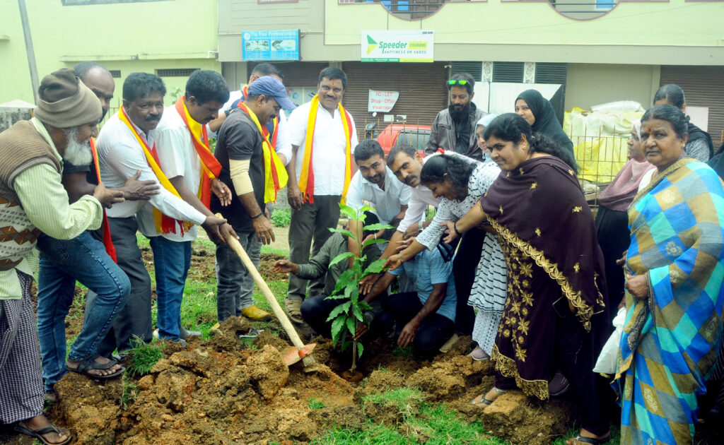 ಗೌರಿಕಾಲುವೆ ಸಮೀಪ ಜಯಪ್ರಕಾಶ್ ನಾರಾಯಣ ಉದ್ಯಾನವನದಲ್ಲಿ ಸಸಿ ನೆಡುವ ಕಾರ್ಯಕ್ರಮ