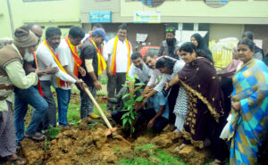 ಗೌರಿಕಾಲುವೆ ಸಮೀಪ ಜಯಪ್ರಕಾಶ್ ನಾರಾಯಣ ಉದ್ಯಾನವನದಲ್ಲಿ ಸಸಿ ನೆಡುವ ಕಾರ್ಯಕ್ರಮ