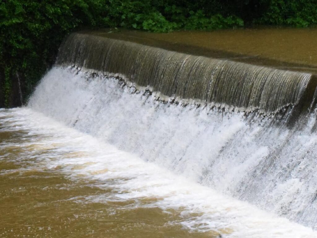 ಕೋಡಿಬಿದ್ದ ಹಿರೇಕೊಳಲೆ ಕೆರೆ