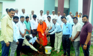 ಶ್ರೀ ಗುರುಸಿದ್ದರಾಮೇಶ್ವರ ವಿದ್ಯಾಸಂಸ್ಥೆಯಲ್ಲಿ ಸಸಿ ನೆಡುವ ಮೂಲಕ ವನಮಹೋತ್ಸವ