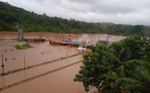 ಚಿಕ್ಕಮಗಳೂರು: ಜಿಲ್ಲಾದ್ಯಂತ ಕ್ಷೀಣಿಸಿದ್ದ ಮಳೆ ಮತ್ತೆ ಮಲೆ ನಾಡು ಭಾಗದಲ್ಲಿ ಮತ್ತೇ ಮುಂದೂವರೆದಿದೆ. ಸೋಮ ವಾರ ರಾತ್ರಿ ಭಾರೀ ಮಳೆಯಾಗಿ ದ್ದು ಚಿಕ್ಕಮಗಳೂರು ತಾಲೂಕು ಹೊರತುಪಡಿಸಿ, ಮೂಡಿಗೆರೆ, ಕಳಸ, ಶೃಂಗೇರಿ, ಕೊಪ್ಪ, ನರಸಿಂಹರಾಜಪುರ ತಾಲೂಕು ವ್ಯಾಪ್ತಿಯ ಅಂಗನವಾಡಿ, ಶಾಲಾ, ಕಾಲೇಜುಗಳಿಗೆ ಜಿಲ್ಲಾಡಳಿತ ರಜೆ ಘೋಷಣೆ ಮಾಡಿ ಆದೇಶ ಹೊರಡಿಸಿದೆ. ಭಾರೀ ಮಳೆಯಿಂದ ತುಂಗ, ಭದ್ರಾ, ಹೇಮಾವತಿ ನದಿಗಳು ಅಪಾಯದ ಮಟ್ಟದಲ್ಲಿ ಹರಿಯುತ್ತಿದೆ. ನದಿ ತೀರದಲ್ಲಿ ಪ್ರವಾಹದ ಪರಿಸ್ಥಿತಿ ಉಂಟಾಗಿದೆ. ಭದ್ರಾ ನದಿ ನೀರಿನಲ್ಲಿ ಹೊರನಾಡು-ಕಳಸ ಸಂಪರ್ಕದ ಹೆಬ್ಬಾಳೆ ಸೇತುವೆ ಮತ್ತೇ ಮುಳುಗಿದೆ. ಬಾಳೆಹೊನ್ನೂರು ಸಮೀಪದ ಮಹಲ್ಗೋಡು, ಭೈರೇಗುಡ್ಡ ಗ್ರಾಮಗಳಿಗೆ ಭದ್ರಾ ನದಿ ನೀರು ನುಗ್ಗಿದ್ದು, ಅನೇಕ ಗ್ರಾಮಗಳು ಜಲಾವೃತಗೊಂಡಿವೆ. ಇಲ್ಲಿನ ನಿವಾಸಿಗಳನ್ನು ಸುರಕ್ಷಿತ ಸ್ಥಳಕ್ಕೆ ಸ್ಥಳಕ್ಕೆ ಸ್ಥಳಾಂತರ ಮಾಡಲಾ ಗಿದೆ. ಹಲವೆಡೆ ರಸ್ತೆ ಸಂಪರ್ಕ ಕಡಿತಗೊಂಡಿದೆ. ಜಿಲ್ಲಾದ್ಯಂತ ಭಾರೀ ಪ್ರಮಾಣದ ಗಾಳಿ ಮಳೆ ಎರಡು ದಿನಗಳ ಕಾಲ ಕಡಿಮೆಯಾಗಿತ್ತು. ಸೋಮವಾರ ಸಂಜೆಯಿಂದ ಭಾರೀ ಮಳೆಯಾಗುತ್ತಿದೆ. ಭದ್ರಾನದಿ ನೀರು ನದಿಪಾತ್ರದ ತೋಟಗಳಿಗೆ ನುಗ್ಗಿದೆ. ಮನೆಗ ಳಿಗೂ ನೀರು ನುಗ್ಗಿದ್ದು ಸ್ಥಳಾಂತ ರ ಮಾಡಲಾಗಿದೆ. ಕಳಸ ಬಾಳೆಹೊನ್ನೂರು ಸಂಪರ್ಕ ಕಡಿತಗೊಂಡಿದೆ. ಬಾಳೆಹೊನ್ನೂರು ಪಟ್ಟಣದ ಸಮೀಪ ಭದ್ರಾ ನದಿ ಉಕ್ಕಿ ಹರಿಯುತ್ತಿದ್ದು ಸಂತೆ ಮೈದಾನ ಜಲಾವೃತಗೊಂಡಿದೆ. ಬಾಳೆಹೊನ್ನೂರು, ಮಾಗುಂಡಿ, ಕೊಟ್ಟಿಗೆಹಾರ ಸಂಪರ್ಕ ಕಡಿತಗೊಂಡಿದೆ. ಕಳಸ ಸಮೀಪದ ಜಾಂಬಳೆ ಎಂಬಲ್ಲಿ ಭದ್ರಾ ನದಿಯಲ್ಲಿ ಪ್ರವಾಹ ಉಂಟಾಗಿರುವ ಪರಿಣಾಮ ಕುದುರೆಮುಖ ಕಳಸ ರಸ್ತೆ ಮೇಲೆ ನೀರು ಹರಿಯಲಾರಂಭಿಸಿದೆ. ಸಂಪರ್ಕ ಕಡಿತಗೊಳ್ಳುವ ಆತಂಕ ಎದುರಾಗಿದೆ. ಕಳಸ ಪಟ್ಟಣ ಸಮೀಪ ಕಳಸ ಕಳಕೋಡು ಸಂಪರ್ಕದ ಕೋಟೆಹೊಳೆ ಸೇತುವೆ ಮುಳುಗುವ ಹಂತದಲ್ಲಿದೆ. ಇದುವರೆಗೂ ಈ ಸೇತುವೆ ಮುಳುಗಿರುವ ಇತಿಹಾಸವೇ ಇಲ್ಲ. ಭದ್ರಾ ನದಿಯಲ್ಲಿ ಭಾರೀ ಪ್ರಮಾಣದ ನೀರು ಹರಿಯುತ್ತಿದ್ದು ಸೇತುವೆ ಮುಳುಗುವ ಆತಂಕ ಎದುರಾಗಿದೆ. ಸೇತುವೆ ಸ್ವಲ್ಪ ದೂರದಲ್ಲಿರುವ ಕೊಳಮಗ್ಗೆ ಎಂಬಲ್ಲಿ ಭದ್ರಾ ನೆರೆ ನೀರು ಕಳಸ ಕಳಕೋಡು ರಸ್ತೆ ಮೇಲೆ ಹರಿಯುತ್ತಿದೆ.ಗ್ರಾಮಗಳ ನಡುವೆ ಸಂಪರ್ಕ ಕಡಿತಗೊಂ ಡಿದೆ. ಹುಳುವಳ್ಳಿ ಮೂಲಕ ಹೊರನಾಡು ಸಂಪರ್ಕಿಸುವ ರಸ್ತೆ ಮೇಲೆ ಬೃಹತ್ ಗಾತ್ರದ ಮರ ಬಿದ್ದು ರಸ್ತೆ ಸಂಪರ್ಕ ಕಡಿತಗೊಂಡಿದೆ. ಕಳಸ ಹೊರನಾಡು ಶೃಂಗೇರಿ ಸಂಪರ್ಕ ರಸ್ತೆಯ ಅಬ್ಬಿಕಲ್ಲು ಎಂಬಲ್ಲಿ ರಸ್ತೆ ಬಳಿ ಭೂಕುಸಿತ ಉಂಟಾಗಿದೆ. ಮಳೆ ಮುಂದೂವರೆದಲ್ಲಿ ರಸ್ತೆ ಕುಸಿಯುವ ಆತಂಕವಿದೆ. ತುಂಗಾ ನದಿ ಅಪಾಯದ ಮಟ್ಟ ಮೀರಿ ಹರಿಯುತ್ತಿದ್ದು, ಶೃಂಗೇರಿ ನೆಮ್ಮಾರು ಗ್ರಾಮಗಳಲ್ಲಿ ನದಿ ನೀರು ಅಕ್ಕಪಕ್ಕದ ಹೊಲ ಗದ್ದೆ ರಸ್ತೆಗಳ ಮೇಲೆ ನೀರು ಹರಿಯಲಾರಂಭಿಸಿದೆ. ಶೃಂಗೇರಿ ಪಟ್ಟಣದ ಗಾಂಧಿ ಮೈದಾನ, ಪ್ಯಾರಲರ್ ರಸ್ತೆ, ಜಲಾವೃತ ಗೊಂಡಿದೆ. ಹೇಮಾವತಿ ನದಿ ತುಂಬಿ ಹರಿಯುತ್ತಿದ್ದು ಅಕ್ಕಪಕ್ಕದ ಕಾಫಿ, ಅಡಿಕೆ, ಶುಂಠಿ ಗದ್ದೆಗಳು ಜಲಾವೃತ ಗೊಂಡಿದೆ. ಚಾರ್ಮಾಡಿ ಘಾಟಿ 9ನೇ ತಿರುವಿನಲ್ಲಿ ಭೂಕುಸಿತ ಉಂಟಾಗಿದ್ದು, ಮಂಗಳವಾರ ಬೆಳಿಗ್ಗೆ ಕೆಲಹೊತ್ತು ಸಂಚಾರಕ್ಕೆ ತೊಂದರೆಯಾಗಿತ್ತು. ಮಣ್ಣು ಮರ ತೆರವು ಮಾಡಿದ ನಂತರ ಸಂಚಾರಕ್ಕೆ ಅವಕಾಶ ನೀಡಲಾಯಿತು. ಘಾಟಿ ಪ್ರದೇಶದಲ್ಲಿ ಭಾರೀ ಮಳೆಯಾಗುತ್ತಿದ್ದು ವಾಹನ ಸವಾರರು ಎಚ್ಚರ ವಹಿಸುವಂತೆ ಸೂಚಿಸಲಾಗಿದೆ. ಕೊಪ್ಪ ತಾಲೂಕಿನ ಹುಲ್ಲಿನಗದ್ದೆ ಎಂಬಲ್ಲಿ ಸೇತುವೆ ಮೇಲೆ ಹಳ್ಳದ ನೀರು ಹರಿಯುತ್ತಿದ್ದು ಕೊಗ್ರೆ, ಜಯಪುರ, ಶೃಂಗೇರಿ ಸಂಪರ್ಕ ಕಡಿತಗೊಂಡಿದೆ. ನೇಡಂಗಿ ಎಂಬಲ್ಲಿ ರಾತ್ರಿ ಧರೆ ಕುಸಿದು ರಸ್ತೆ ಮೇಲೆ ಮಣ್ಣು ಬಿದ್ದಿದೆ. ಶೃಂಗೇರಿ ಮೆಣಸಿನ ಹಾಡ್ಯ ಹೊರನಾಡು ಸಂಪರ್ಕ ಕಡಿತಗೊಂಡಿದೆ.