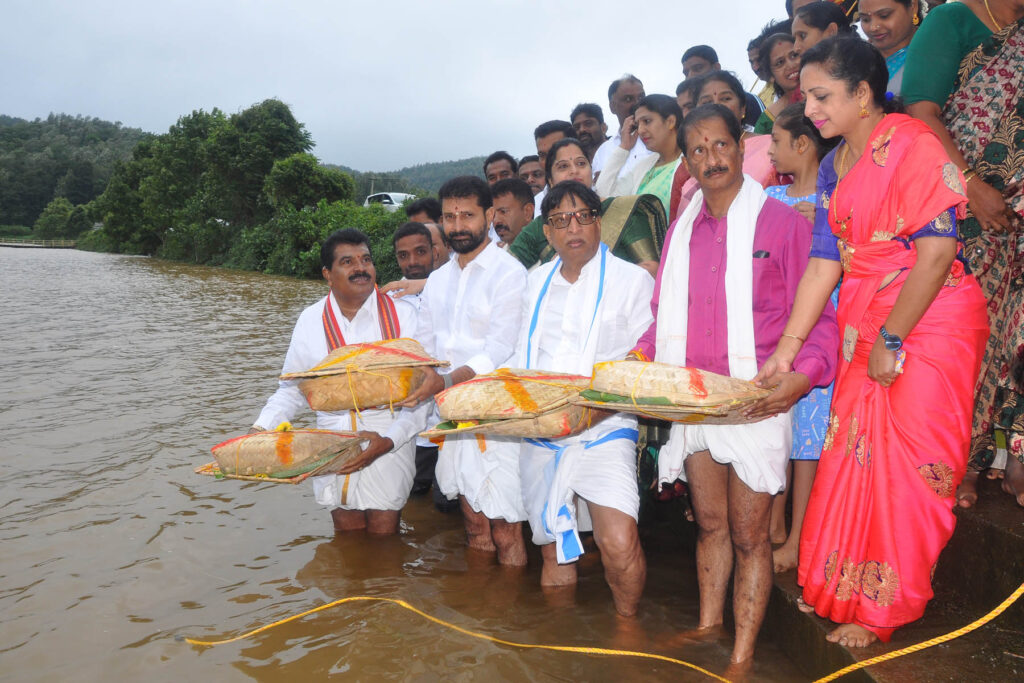 ಕೋಡಿ ಬಿದ್ದ ಹಿರೇಕೊಳಲೆ ಕೆರೆಗೆ ನಗರಸಭೆ ವತಿಯಿಂದ ಬಾಗಿನ ಅರ್ಪಣೆ