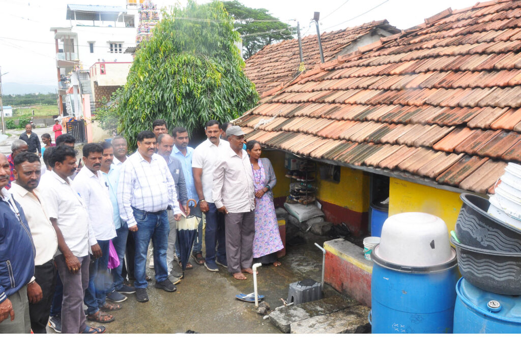 ವಾರ್ಡ್ ಸಂಖ್ಯೆ ೪ ರ ಹಿರೇಮಗಳೂರು ಗ್ರಾಮದಲ್ಲಿ ಮಳೆಯಿಂದ ಹಾನಿಯಾಗಿರುವ ಮನೆಗಳ ಸಮೀಕ್ಷೆ