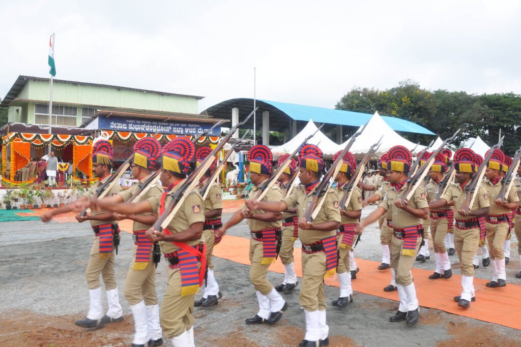 ೭೮ನೇ ಸ್ವಾತಂತ್ರ್ಯೋತ್ಸವ ಸಮಾರಂಭದಲ್ಲಿ ಜಿಲ್ಲಾ ಉಸ್ತುವಾರಿ ಸಚಿವ ಕೆ.ಜೆ.ಜಾರ್ಜ್ ರಾಷ್ಟ್ರಧ್ವಜಾರೋಹಣ ನೆರವೇರಿಸಿ, ಧ್ವಜ ವಂದನೆ ಸ್ವೀಕರಿಸಿ