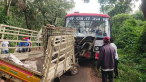 ಮಲ್ಲೇನಹಳ್ಳಿ ಬಳಿ ಕೆ.ಎಸ್.ಆರ್.ಟಿ.ಸಿ ಬಸ್ ಮತ್ತು ಸರಕು ಸಾಗಣೆ ವಾಹನದ ಮಧ್ಯೆ ಅಪಘಾತ