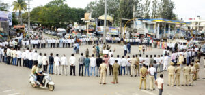 ರಾಜ್ಯಪಾಲರ ವಿರುದ್ಧ ಮಾನವ ಸರಪಳಿ ನಿರ್ಮಿಸಿ ಪ್ರತಿಭಟನೆ