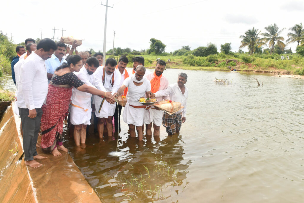 ಸಖರಾಯಪಟ್ಟಣದ ಹುಲಿಕೆರೆಯ ಬೆರಟಿಕೆರೆಗೆ ಬಾಗೀನ ಅರ್ಪಣೆ