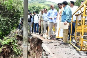 ಬಾಬಾಬುಡನ್ ಗಿರಿಯ ಕವಿಕಲ್‌ಗಂಡಿಯಲ್ಲಿ ಭಾರಿ ಮಳೆಯಿಂದ ರಸ್ತೆ ಕುಸಿತದ ಸ್ಥಳವನ್ನು ಕಂದಾಯ ಸಚಿವ ಕೃಷ್ಣಭೈರೆಗೌಡ ವೀಕ್ಷಣೆ