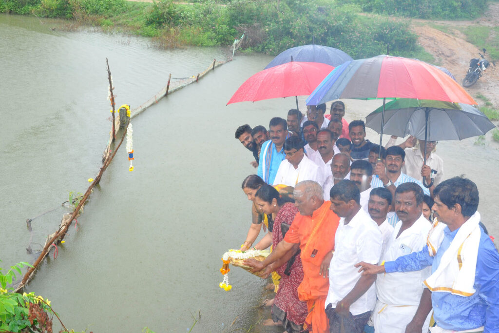 ಶಾಸಕ ಹೆಚ್.ಡಿ ತಮ್ಮಯ್ಯರಿಂದ ಕೋಡಿ ಬಿದ್ದ ಮಾದರಸನ ಕೆರೆಗೆ ಬಾಗಿನ ಅರ್ಪಣೆ