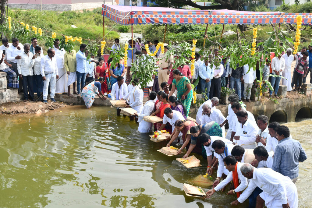 ಬೆಳವಾಡಿ ಕೆರೆಗೆ ಬಾಗೀನ ಅರ್ಪಣೆ