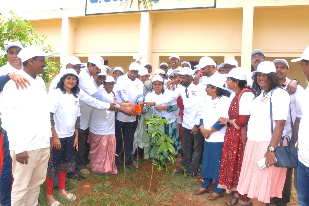 ಜೂನಿಯರ್ ಕಾಲೇಜು ಆವರಣದಲ್ಲಿ ಹಳೇ ವಿದ್ಯಾರ್ಥಿಗಳು ಏರ್ಪಡಿಸಿದ್ದ ಗುರು-ಶಿಷ್ಯರ ಸಮಾಗಮ